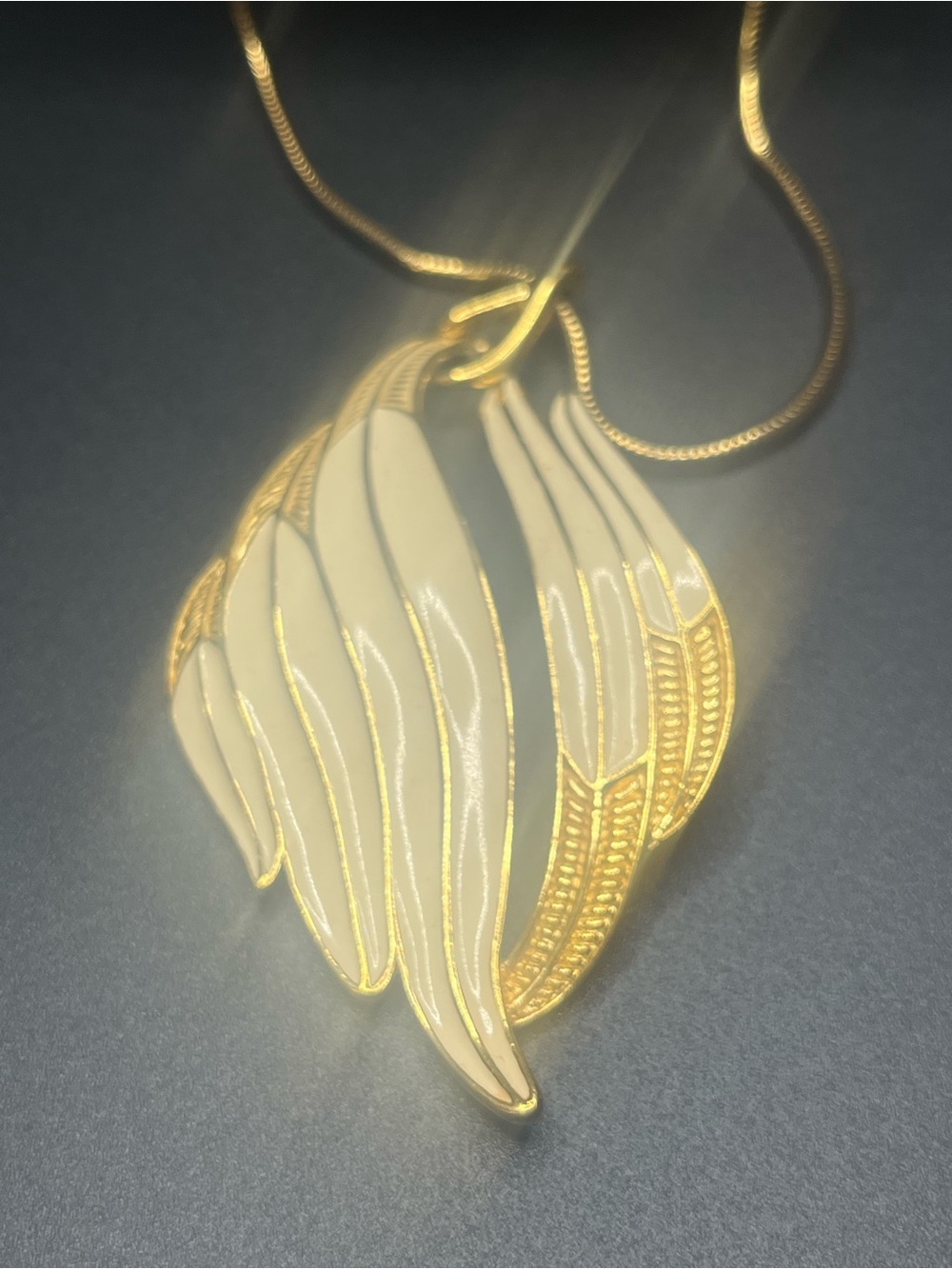 Vintage Trifari Cream Enamel Leaf Pendant Gold Tone Necklace - Picture 2 of 8